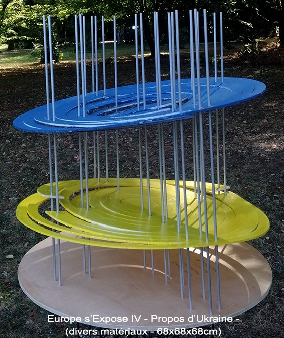 L'Europe s'expose, oeuvre de l'artiste plasticien Marnix Raedecker, se composant de deux disques de forme elliptique, bleu et jaune, perchés sur pilotis - ou des hampes de drapeaux.